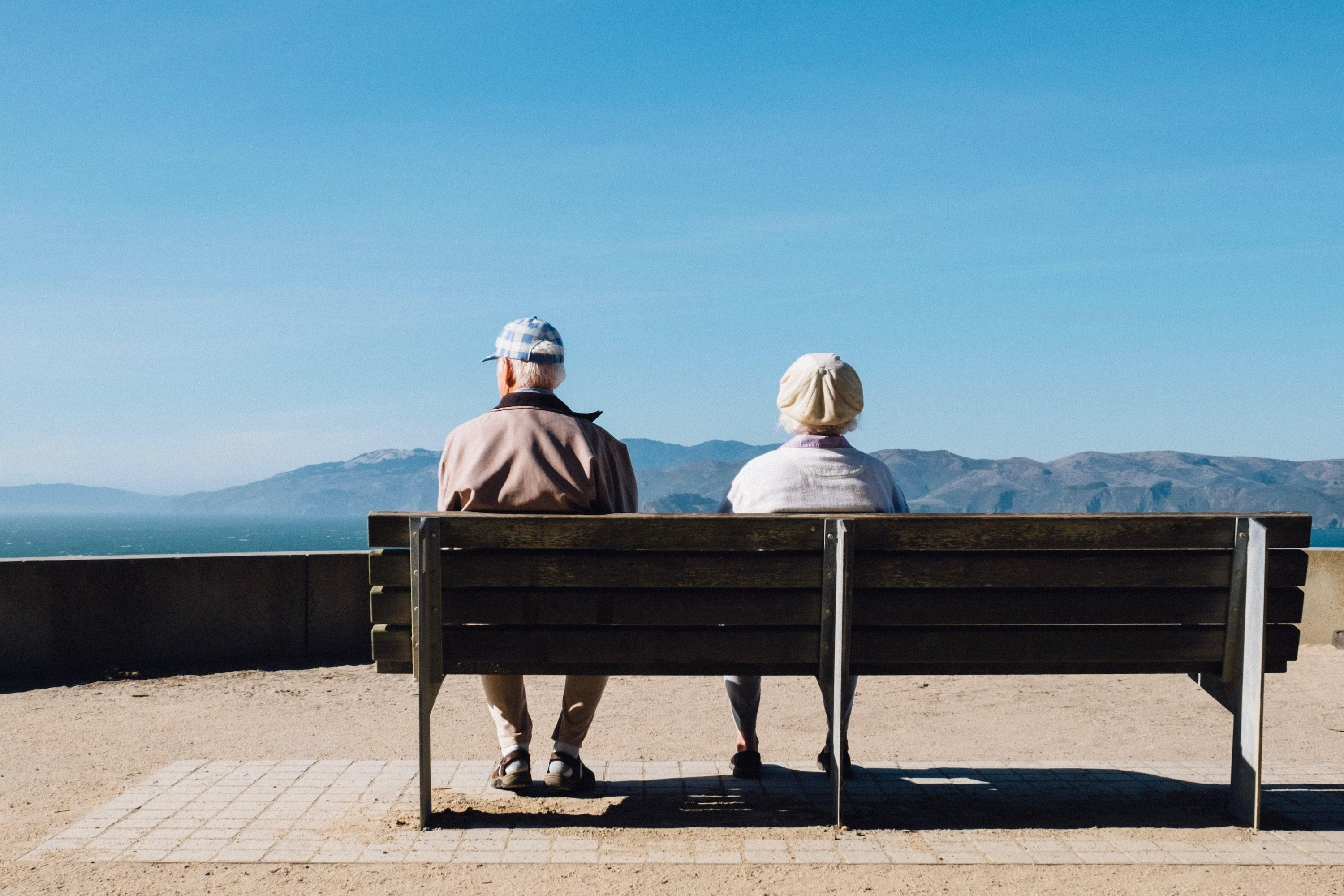 Due persone anziane sedute sulla panchina.